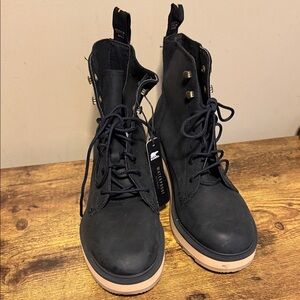 Sorel Women's Black Lace Up Boots size 7.5 NWOT box